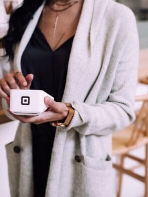 One women scroll mobile in the photo